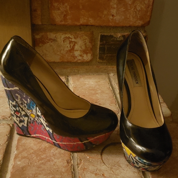 Steve Madden Wedge Size 6 Closed-toe Black shoe W/ Multi Colored Wedge - Picture 2 of 6